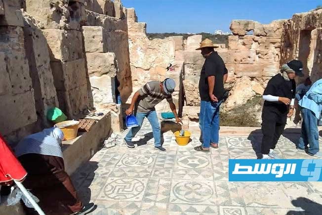 طلبة ترميم الآثار يواصلون أعمال صيانة فسيفساء حمامات المسرح الروماني في صبراتة